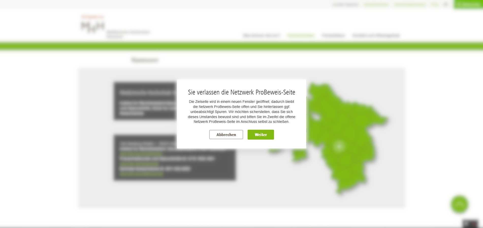 Auf dem Bild ist das Pop-Up-Fenster vor die Homepage gelegt zu sehen. Die Homepage befindet sich im Hintergrund und ist weichgezeichnet beziehungsweise ausgegraut. Nur zentral ist das Pop-Up-Fenster scharf und deutlich abgebildet. In ihm findet sich die Überschrift „Sie verlassen die Netzwerk ProBeweis-Seite“ mit dem Nachfolgenden Text: „Die Zielseite wird in einem neuen Fenster geöffnet; dadurch bleibt die Netzwerk ProBeweis-Seite offen und Sie hinterlassen gegebenenfalls unbeabsichtigt Spuren. Wir möchten sicherstellen, dass Sie sich dieses Umstandes bewusst sind und bitten Sie im Zweifel die offene Netzwerk ProBeweis-Seite im Anschluss selbst zu schließen.“ Darunter finden sich noch ein weißer Button mit der Aufschrift „Abbrechen“ und ein grüner Button mit der Aufschrift „Weiter“.